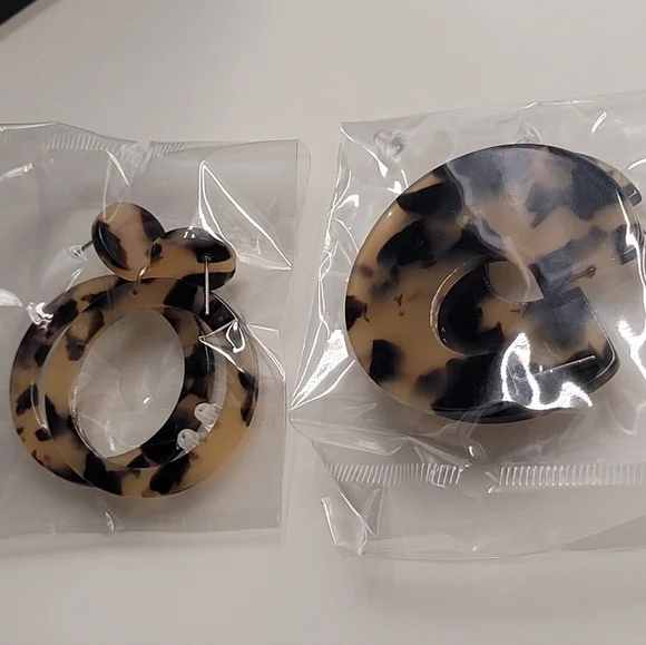 2 pairs Resin Leopard Dangling Earrings - Picture 2 of 2